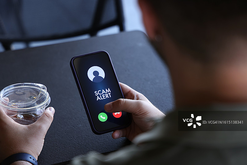 手机屏幕上的诈骗警报图片素材