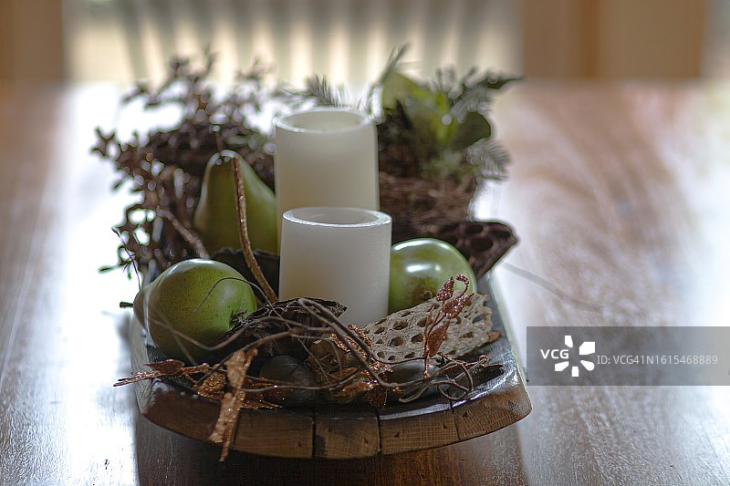 桌上的装饰水果和蜡烛图片素材