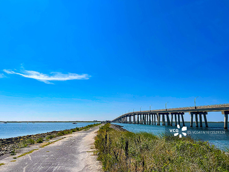 从人行通道看汉普顿海湾Ponquogue大桥的渔人码头图片素材