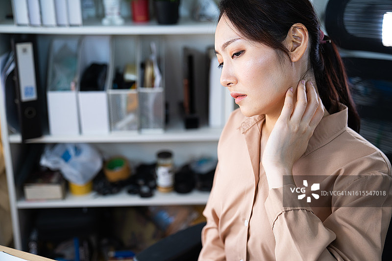 工作压力大导致颈椎疼痛的商务女性图片素材
