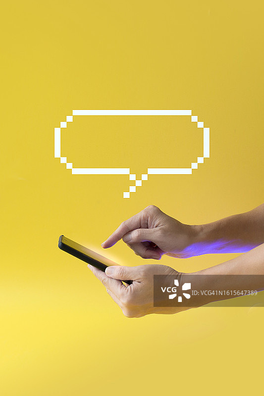 使用AI技术聊天机器人通过手机聊天 - 股票照片图片素材