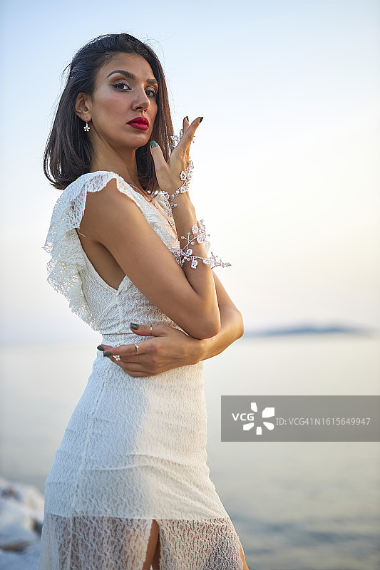 海边日落时分的模特特写图片素材