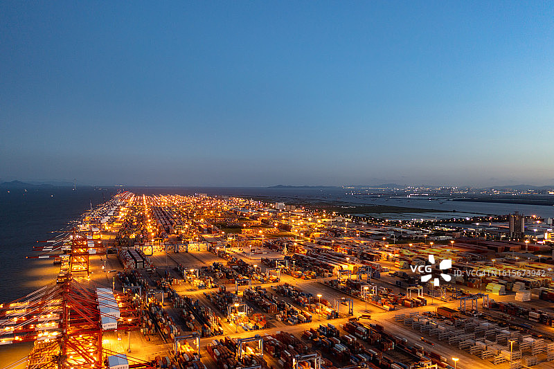 夜晚，灯火通明的商业码头和浪漫的天际线图片素材