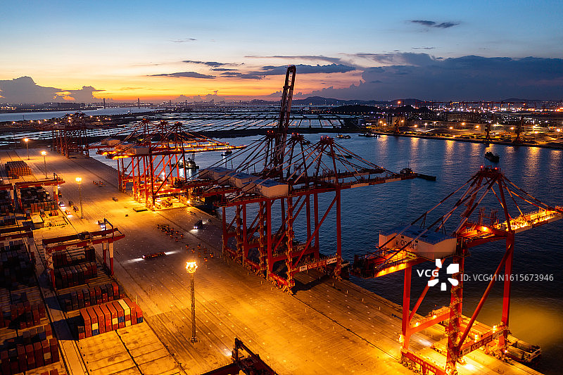 夜晚，灯火通明的商业码头和浪漫的天际线图片素材