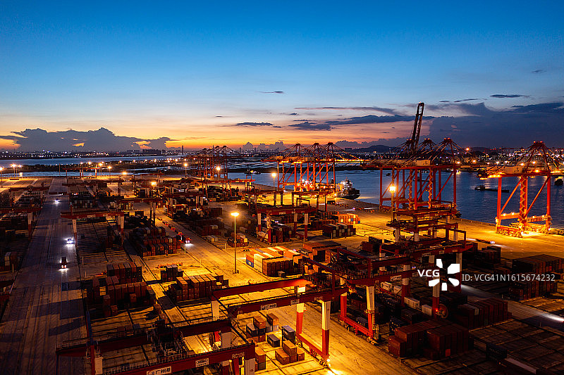 夜晚，灯火通明的商业码头和浪漫的天际线图片素材