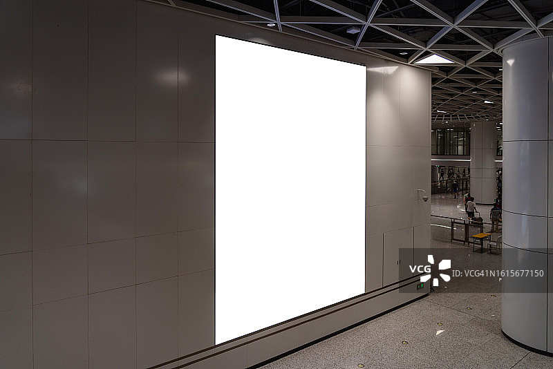 地铁站内的空白大型广告牌图片素材