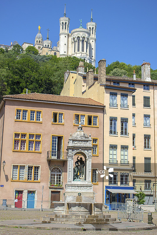 法国里昂圣让喷泉和富维耶圣母院图片素材