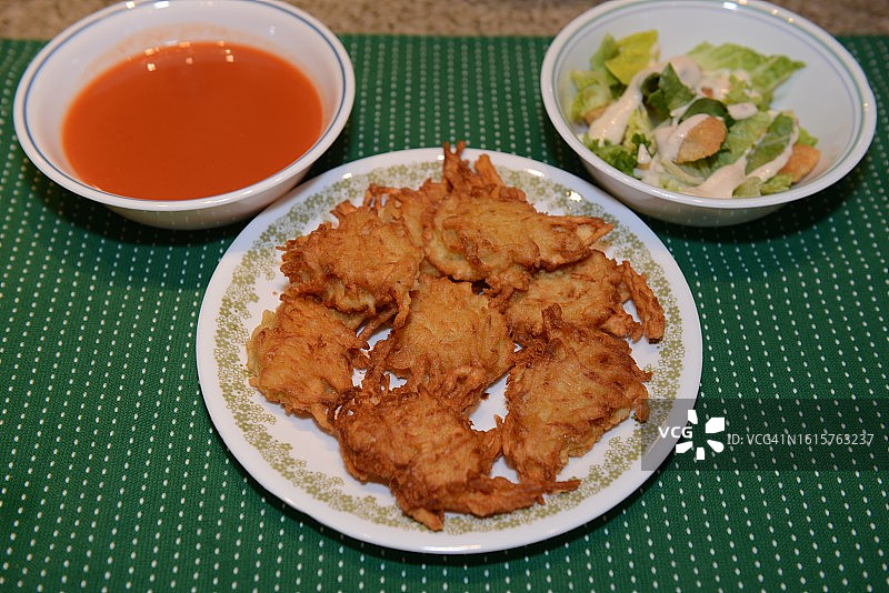 炸土豆饼、番茄汤和沙拉图片素材