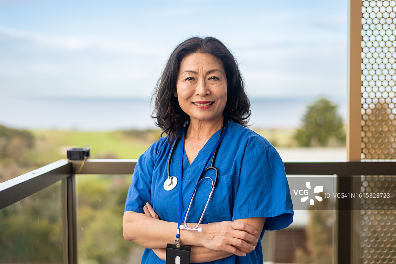 友善的助产士肖像图片素材