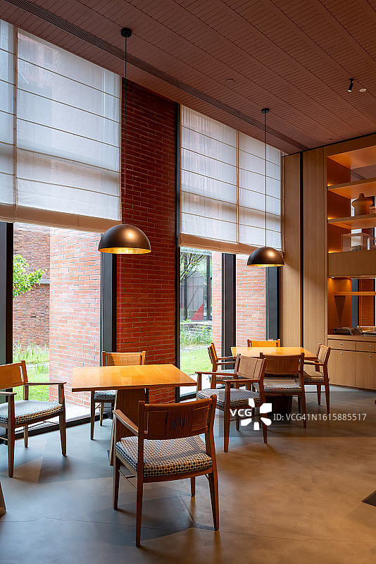 空咖啡馆的桌椅图片素材