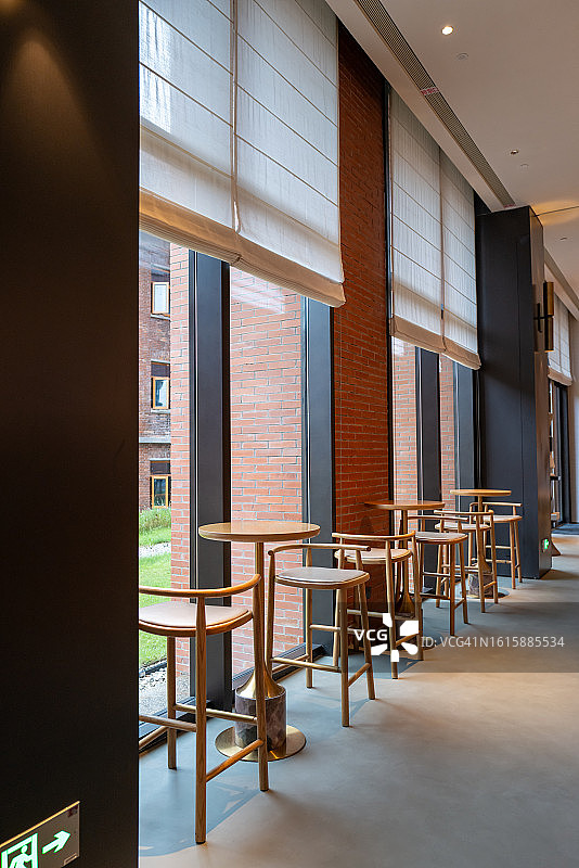 空咖啡馆的桌椅图片素材