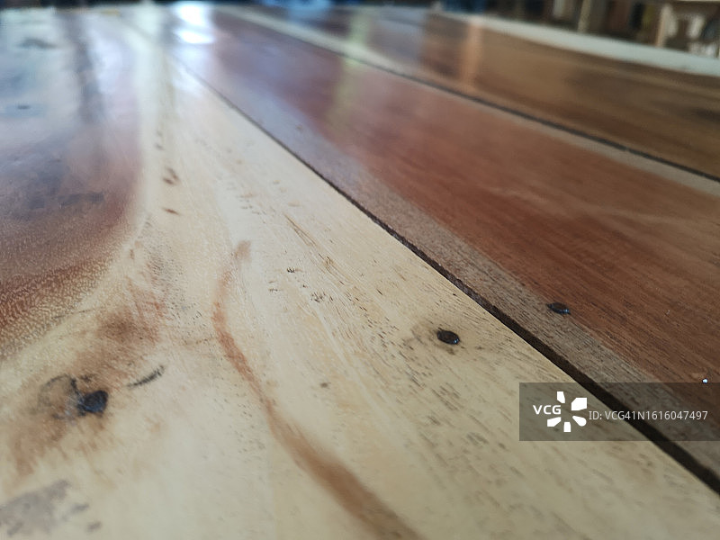 模糊背景上的空木桌图片素材