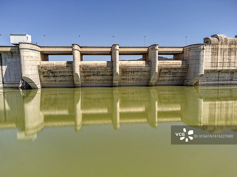 西班牙干旱影响下的水坝闸门和墙壁图片素材