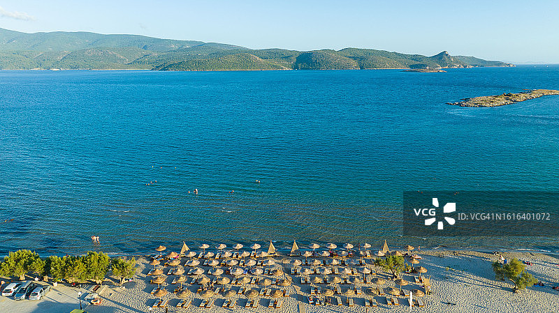 海滩遮阳伞航拍照片图片素材