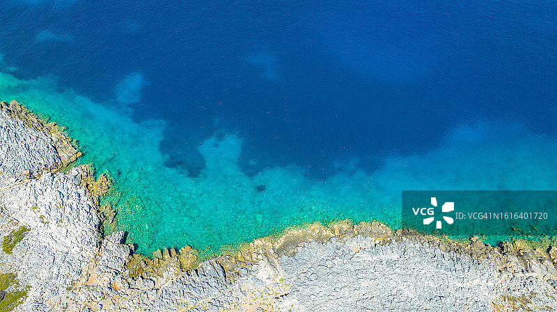 岩石海岸和大海的航拍俯视图图片素材