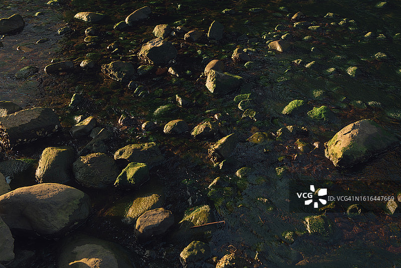 河流中的岩石纹理图片素材