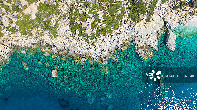 碧绿海水与岩石海岸线的航拍景色图片素材