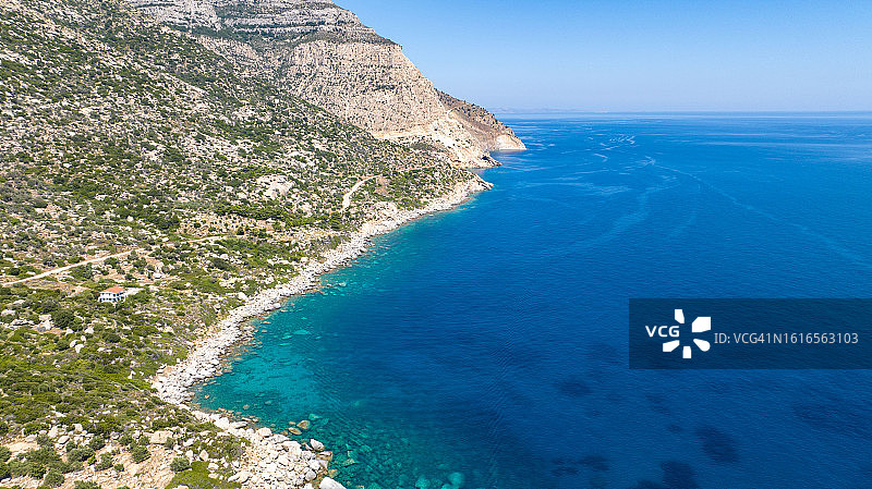 希腊伊卡里亚岛岩石海岸线航拍图图片素材