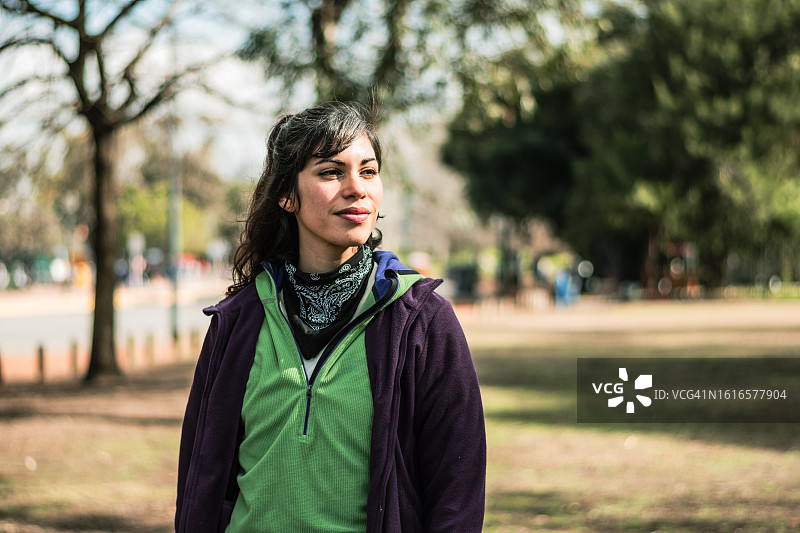 年轻女人在公园里沉思图片素材