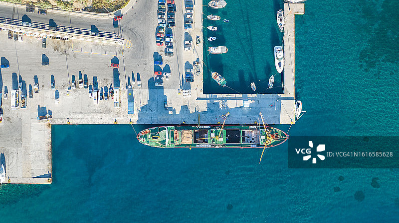 港口商业船只的鸟瞰图图片素材