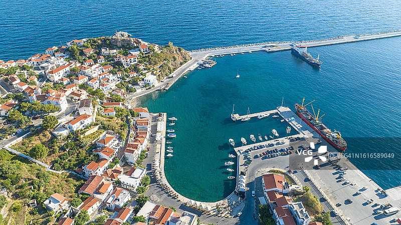 希腊伊卡里亚岛埃夫迪洛斯镇的航拍景色图片素材