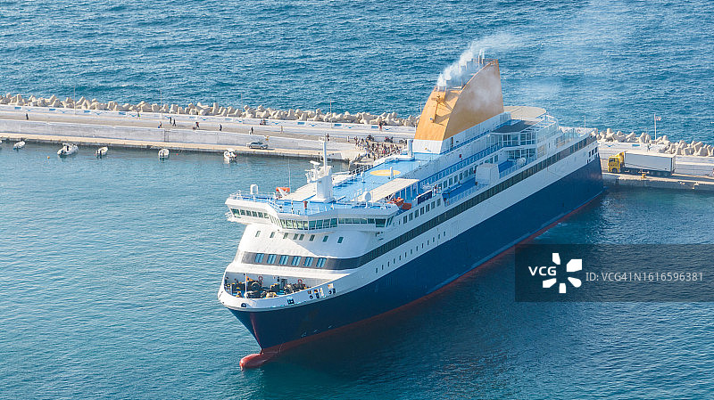 港口的客运渡轮航拍照片图片素材