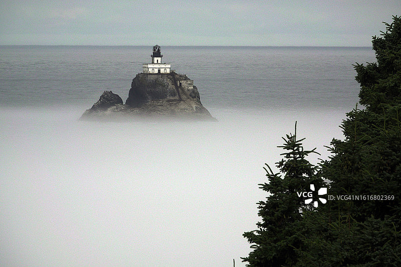 蒂拉穆克岩石灯塔图片素材