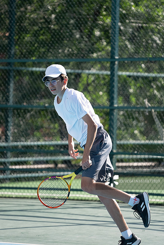 年轻网球运动员发球瞬间图片素材