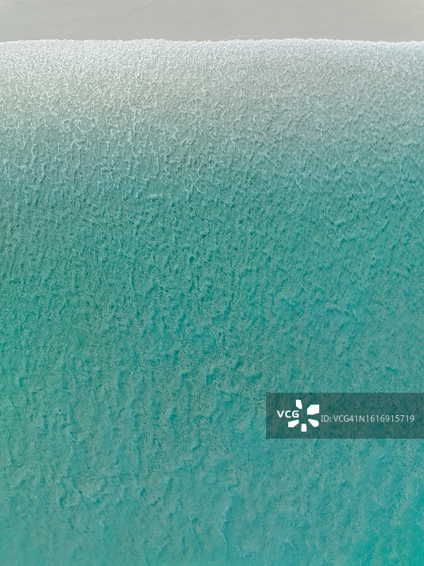 澳大利亚西澳大利亚州埃斯佩兰斯幸运湾海滩边缘的无人机航拍海面图片素材