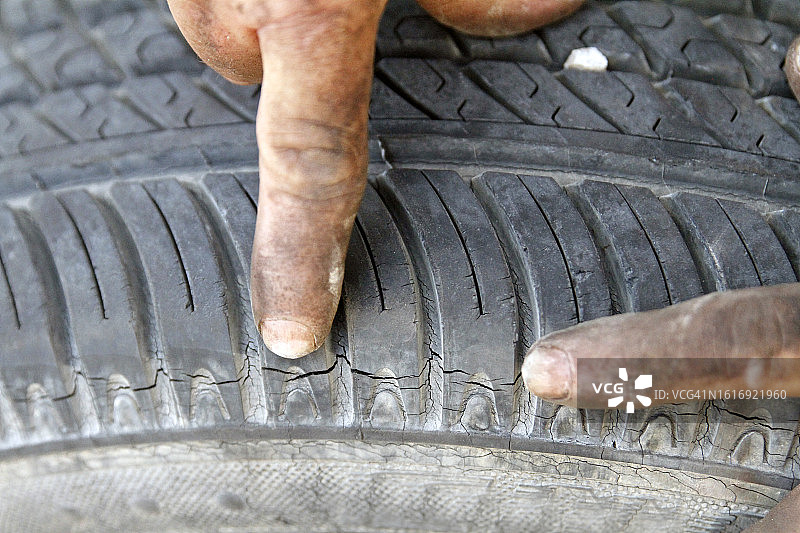 工人展示损坏的车轮图片素材