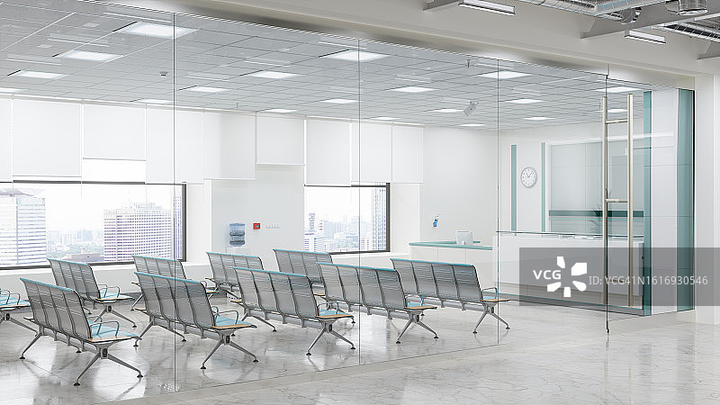 医院候诊区外景，配有空座位和接待台图片素材