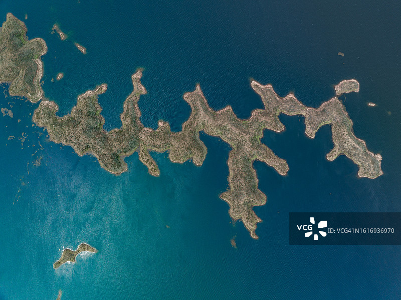 无人机视角拍摄的阿盖尔湖雄伟岩层，澳大利亚西澳大利亚州图片素材