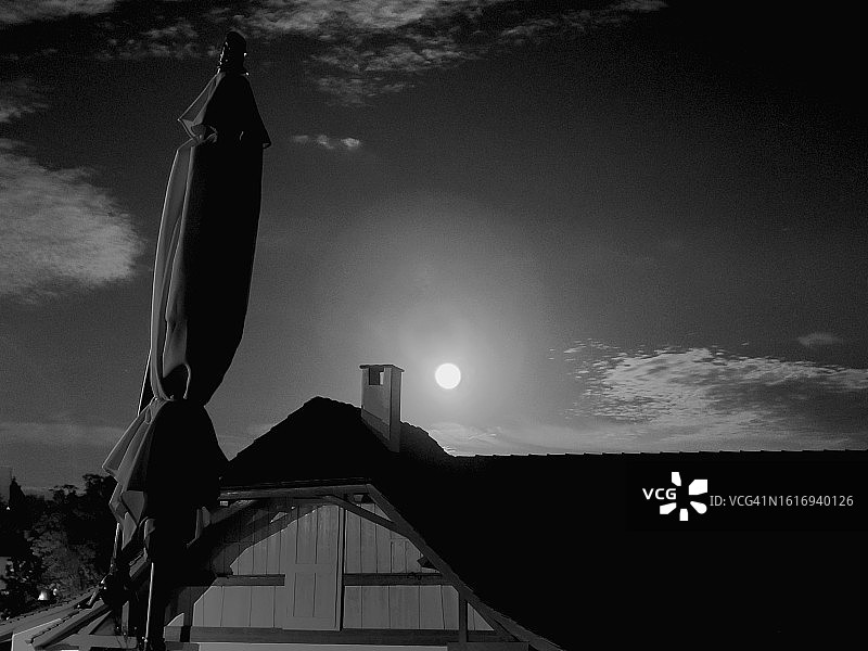 满月与房屋高层图片素材