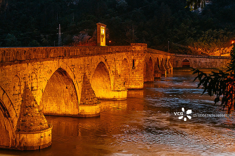 维舍格勒德里纳河上的老桥夜景图片素材