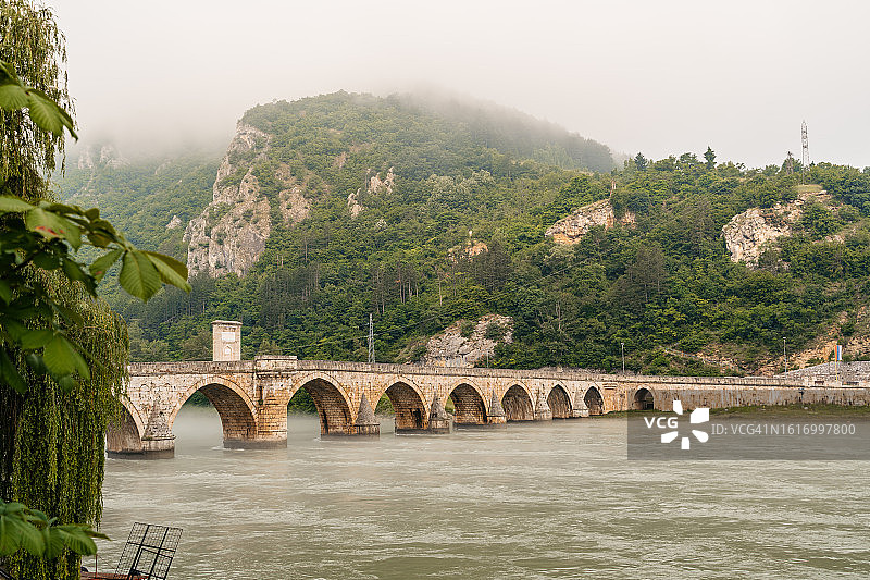 维舍格勒德里纳河上的老桥图片素材