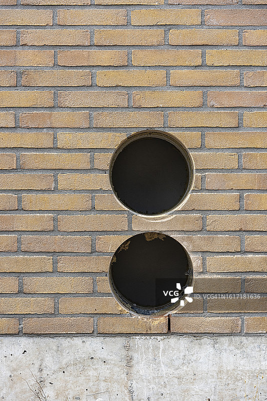 两个圆形黑洞切口图片素材