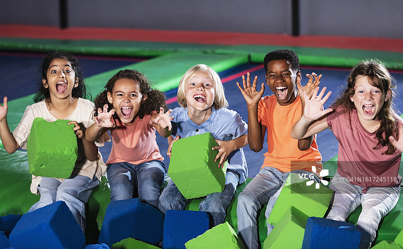 多种族儿童在泡沫块泳池旁合影图片素材