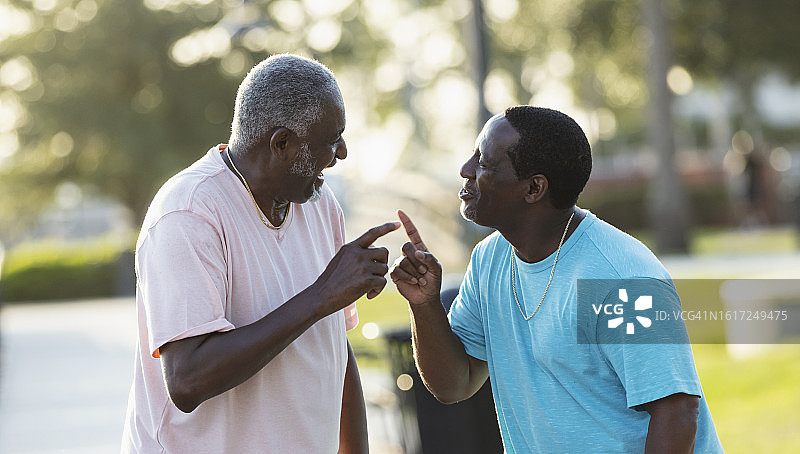 两名非洲裔男人互相指责图片素材