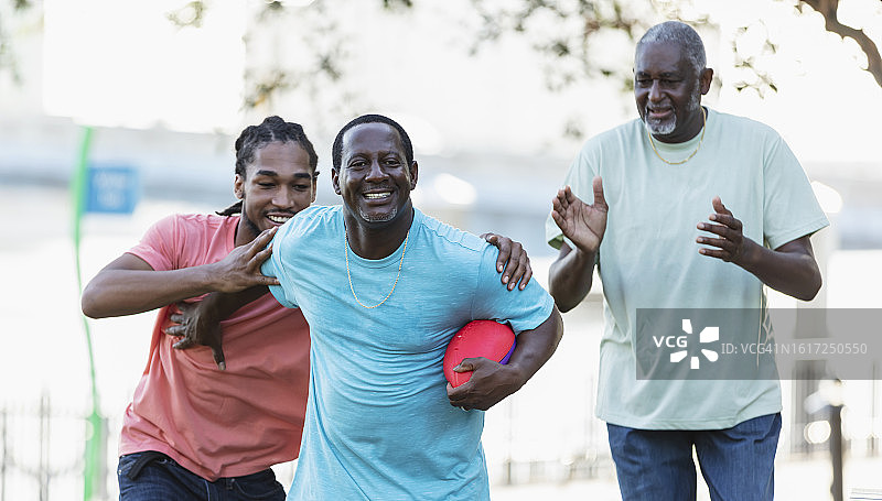 一起玩足球的家庭图片素材