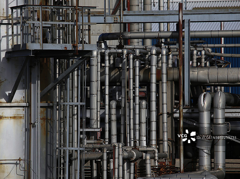 炼油厂外部不同尺寸的金属管道图片素材