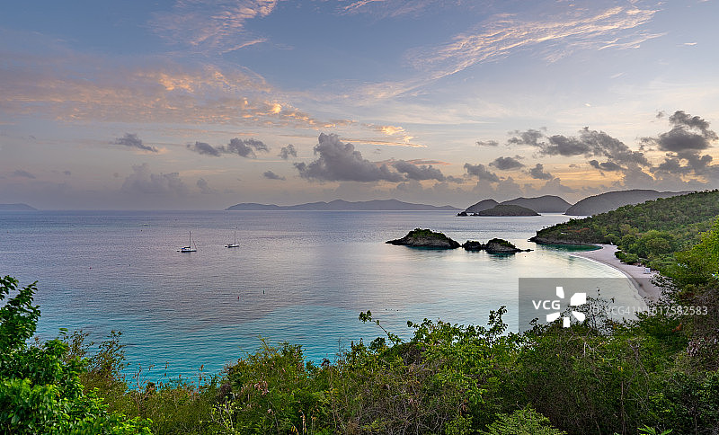 美属维尔京群岛圣约翰岛著名的 Trunk Bay 上充满活力的日出图片素材