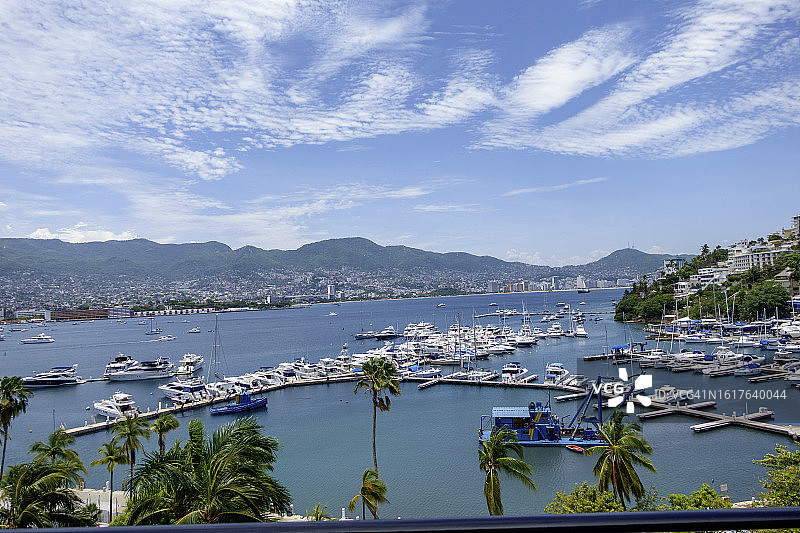 阿卡普尔科游艇俱乐部和住宅区位于阿卡普尔科湾内图片素材