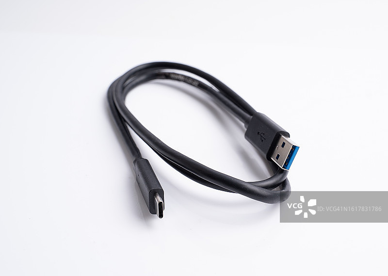 黑色Type-C充电线，适用于多种设备，螺旋缠绕，白色背景隔离图片素材