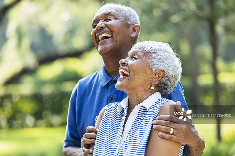 在公园里欢笑的年长非洲裔夫妇图片素材