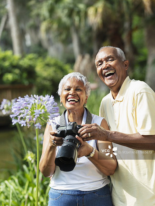 年长的非裔美国夫妇在公园里拍照图片素材