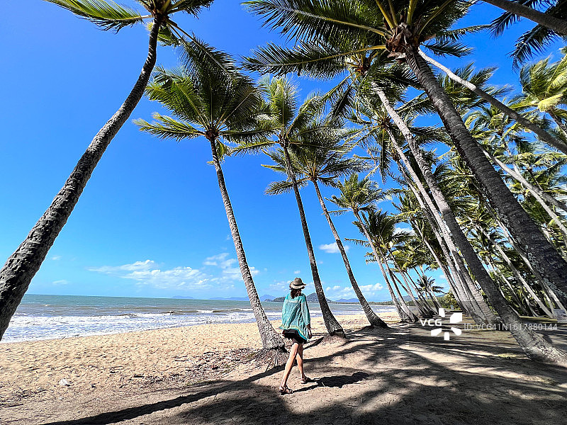 在昆士兰州棕榈湾的人行道上行走的澳大利亚女子图片素材