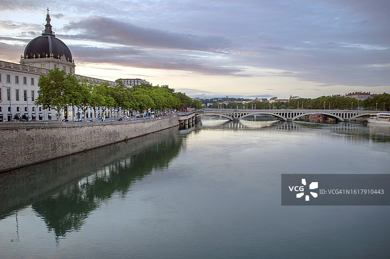 法国里昂的罗纳河和主宫医院夜景图片素材