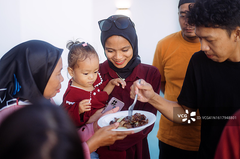 小团体分享烧烤餐图片素材