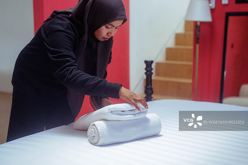 在豪华别墅维修间打扫卫生的穆斯林妇女图片素材