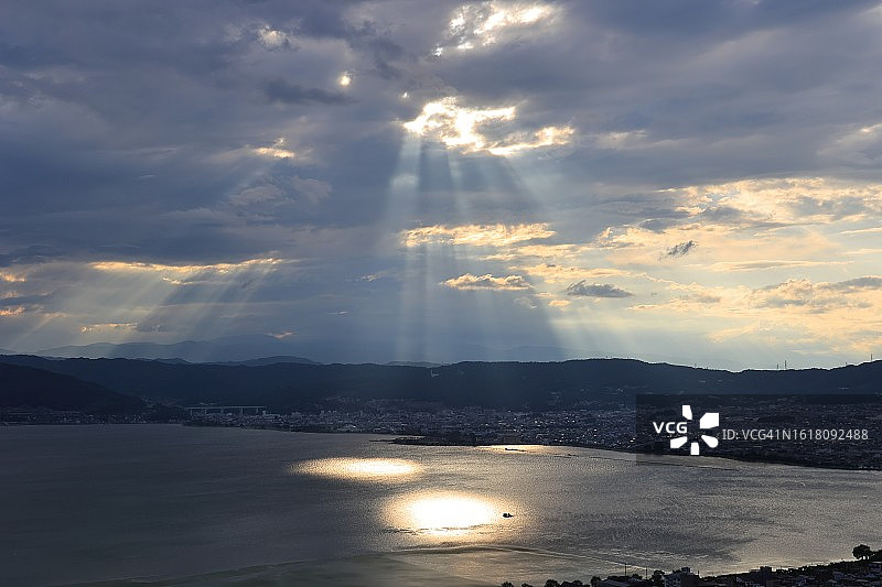 阳光映照在诹访湖上图片素材